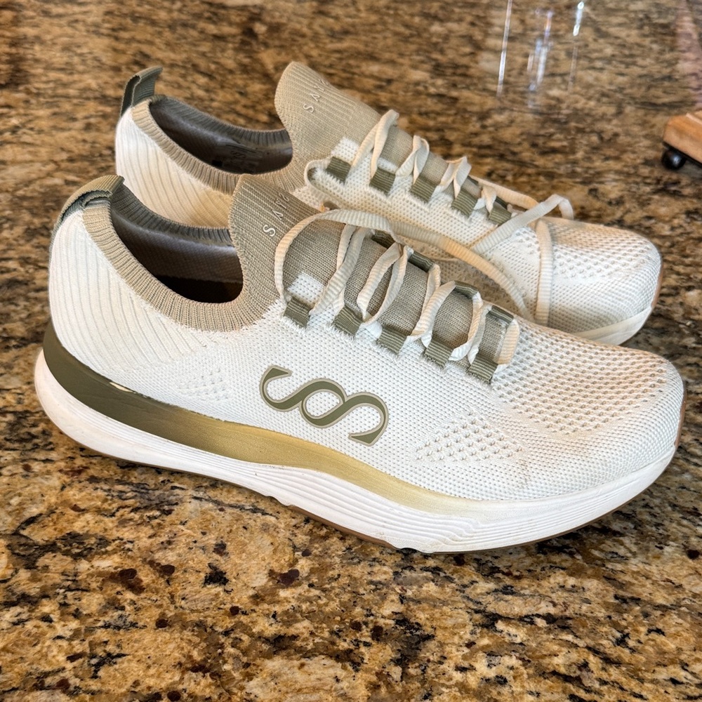 Saysh Evelyn Runner size 10.5